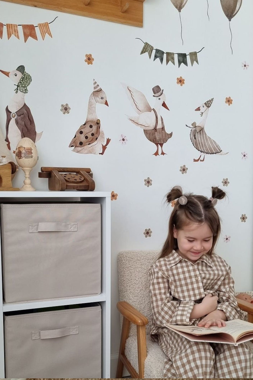 Uçan Kaz Ailesi Vintage Çocuk Odası Dekoratif Sticker Seti
