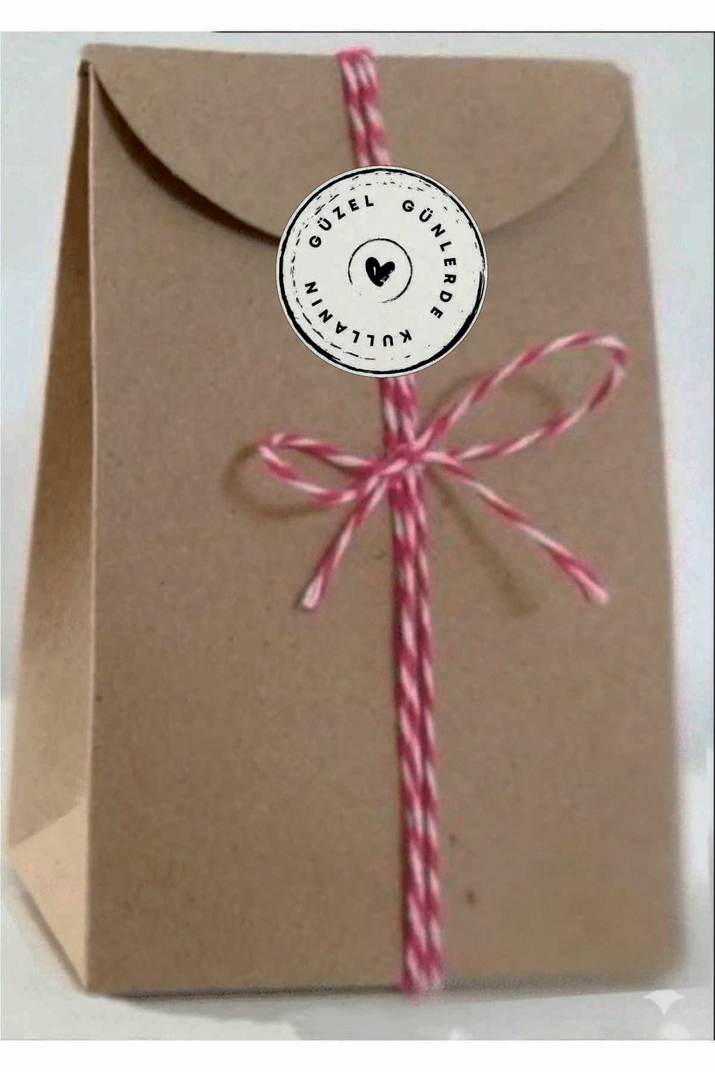 Paketlemeye özel 30 adet sticker, (farklı trend modeller ile mağazamızda kampanyalı olarak satışta)