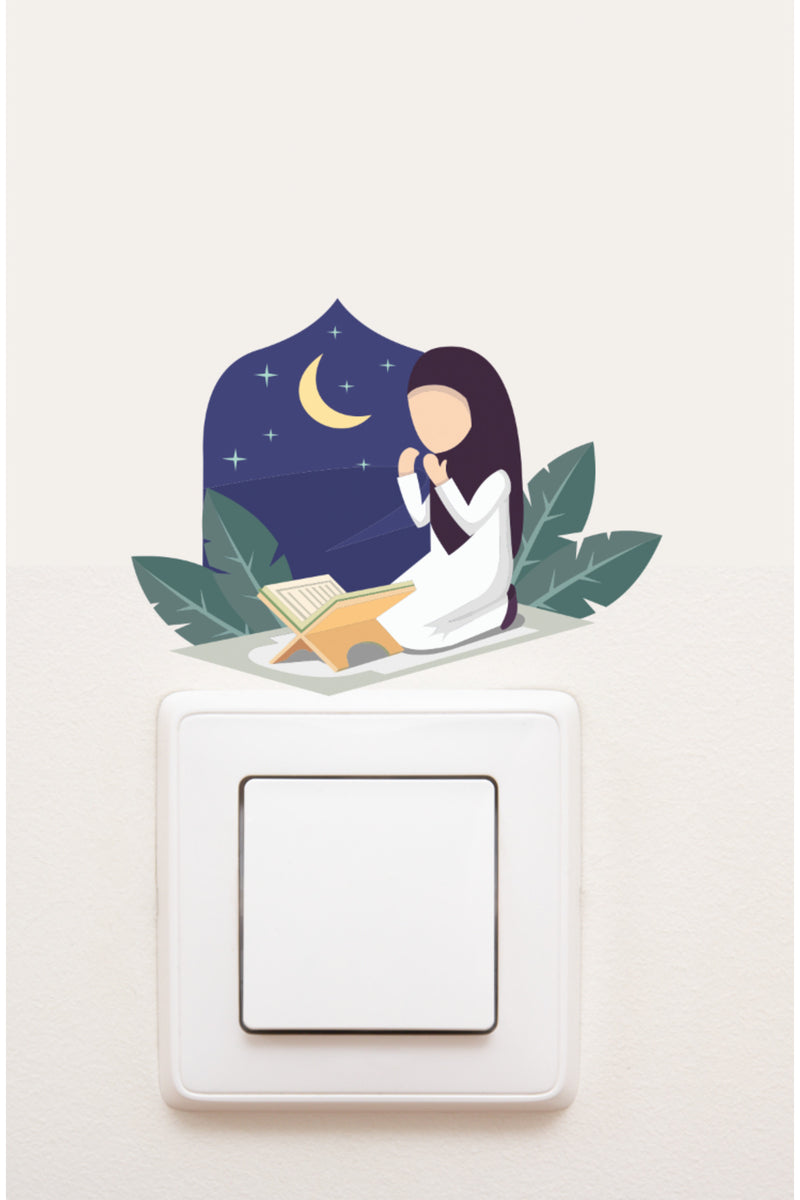 - Priz - Ramazan Dua Eden Kadın ve Kuran Dekoratif Priz Sticker