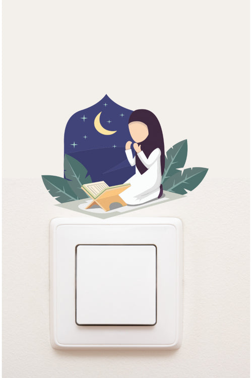 - Priz - Ramazan Dua Eden Kadın ve Kuran Dekoratif Priz Sticker