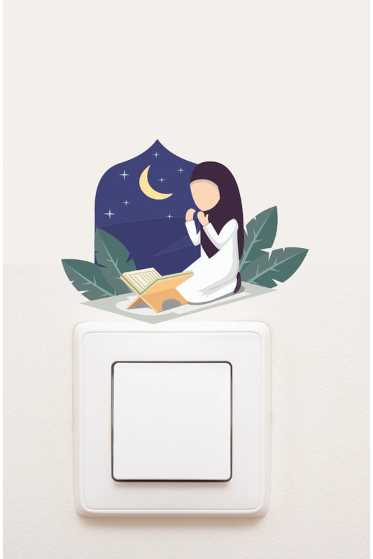 - Priz - Ramazan Dua Eden Kadın ve Kuran Dekoratif Priz Sticker