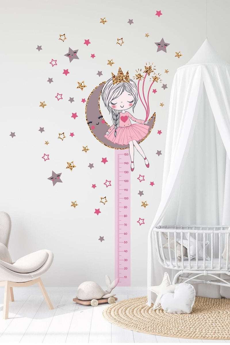 Ayda Oturan Sevimli Kız Çocuğu Boy Ölçer Duvar Sticker