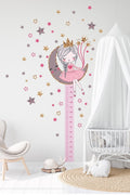 Ayda Oturan Sevimli Kız Çocuğu Boy Ölçer Duvar Sticker