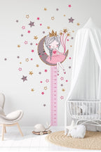 Ayda Oturan Sevimli Kız Çocuğu Boy Ölçer Duvar Sticker
