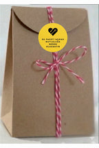 Paketlemeye özel 30 adet sticker, (farklı trend modeller ile mağazamızda kampanyalı olarak satışta)