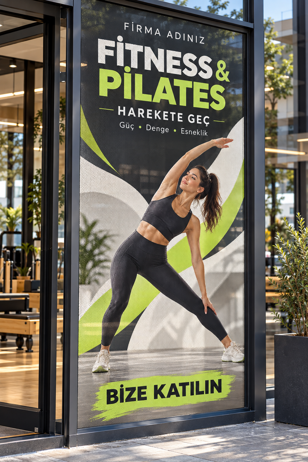 Spor ve Pilates Stüdyosu One Way Vision Delikli Cam Baskısı uygulama mockup